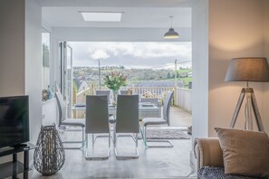 TV - Pencw Garden View - 3 Bed Apartment - Saundersfoot (Saundersfoot)