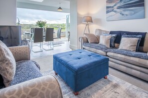 TV - Pencw Garden View - 3 Bed Apartment - Saundersfoot (Saundersfoot)