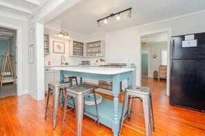 Interior - The Cottage - Downtown Rockport (Rockport)