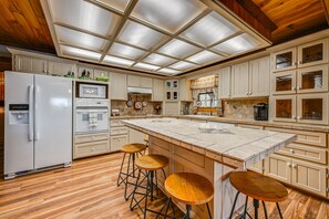 Fridge, microwave, oven, stovetop - Broken Bow Cabin w/ Hot Tub & Fishing On-Site! (Broken Bow)