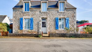 A stone building with two windows and a door, featuring blue shutters. - 700m from the beach, charming house for 5 (Penmarch)