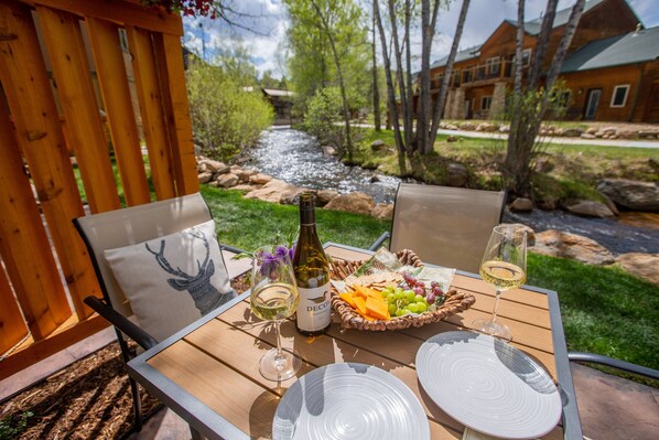 Outdoor dining - On the River, Downtown Estes Park, Close to RMNP Entrance (Estes Park)