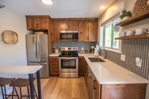 Fridge, microwave, oven, stovetop - On the River, Downtown Estes Park, Close to RMNP Entrance (Estes Park)