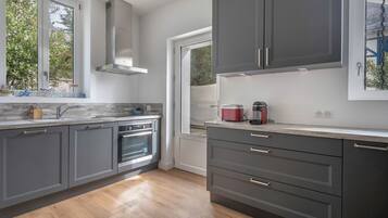 Een koelkast, een microgolfoven, een oven, een vaatwasser