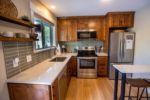 Fridge, microwave, oven, stovetop - On the River, Downtown Estes Park, Close to RMNP entrance (Estes Park)