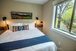 2 bedrooms, iron/ironing board, travel crib, free WiFi - On the River, Downtown Estes Park, Close to RMNP entrance (Estes Park)
