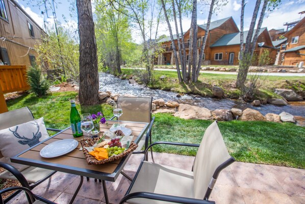 Outdoor dining - On the River, Downtown Estes Park, Close to RMNP entrance (Estes Park)
