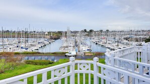 A marina with numerous boats docked in calm waters. - Relaxation and harbour views in Arzon - Pool (Arzon)