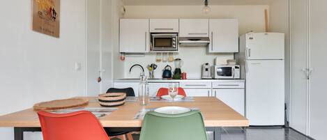 Jääkaappi, mikroaaltouuni, uuni, kahvin-/teenkeitin