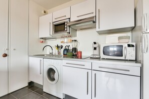 Fridge, microwave, oven, coffee/tea maker