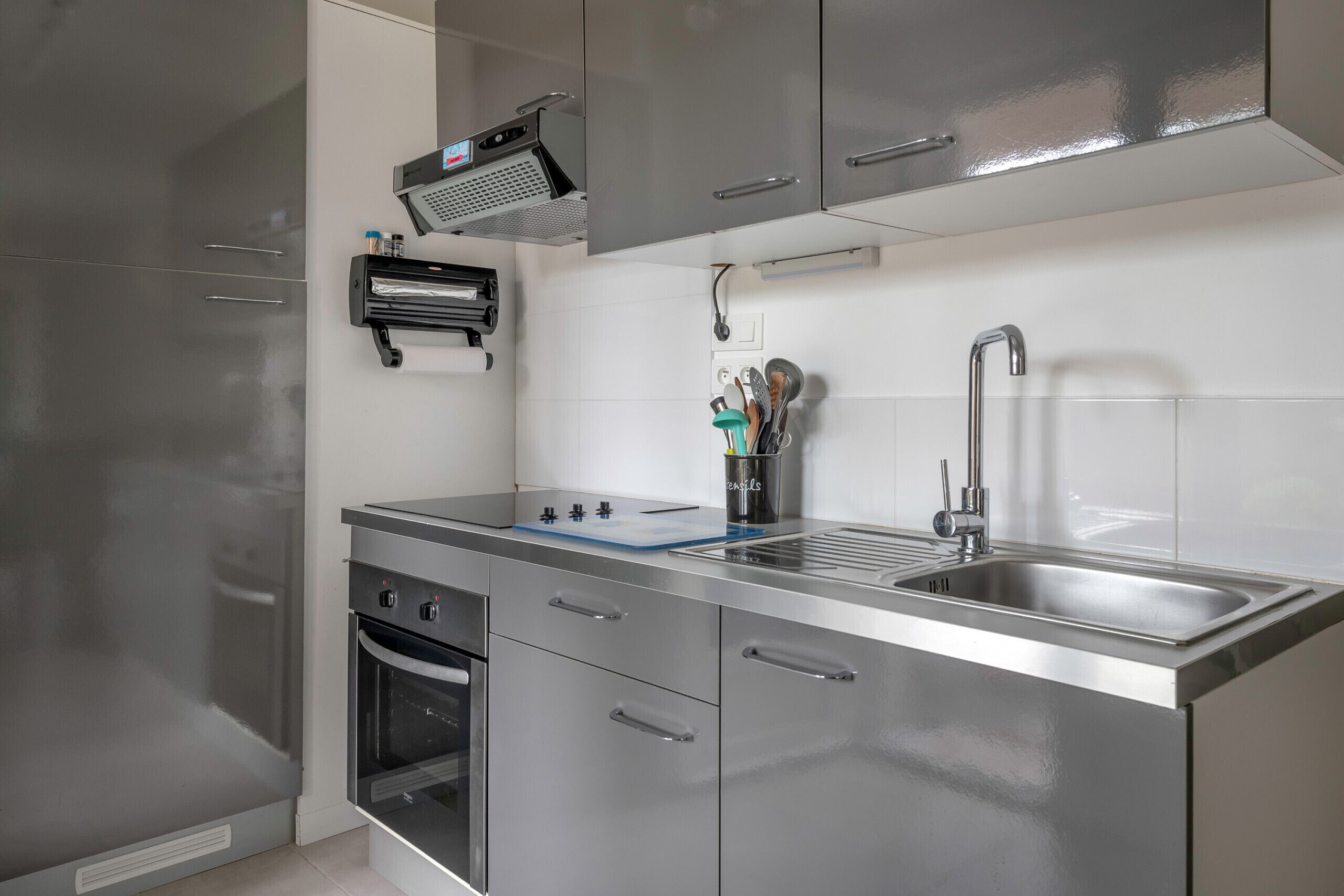 Jääkaappi, mikroaaltouuni, uuni, astianpesukone