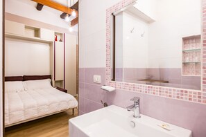 Shower, hair dryer, bidet, towels - Toledo Warm Renovated Studio (Naples)