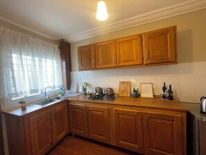 Jääkaappi, mikroaaltouuni, liesi, vedenkeitin