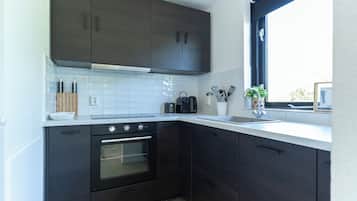 Refrigerador, horno, lavavajillas y cafetera y tetera