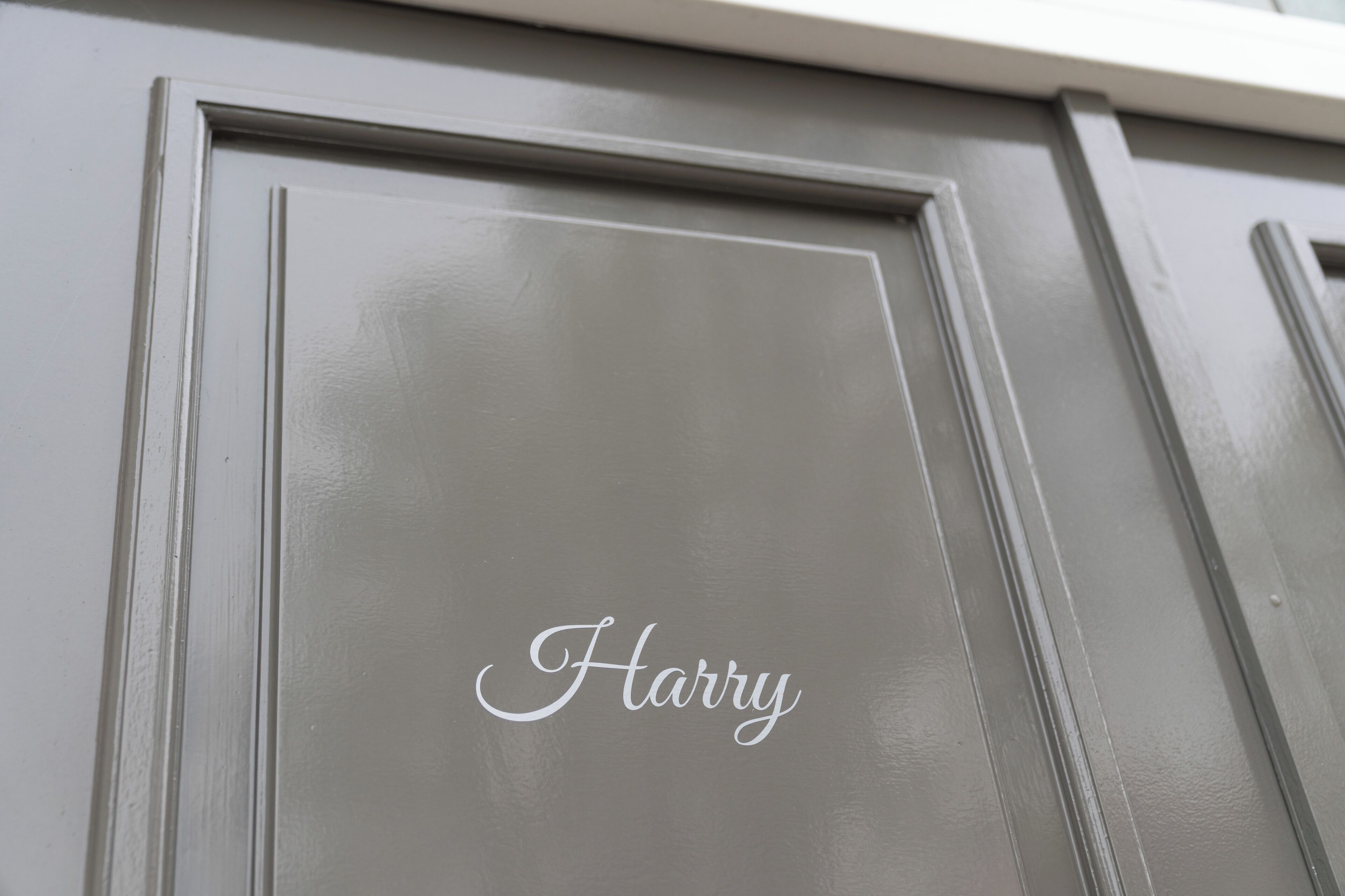 Uma porta com o nome 'Harry' gravado.