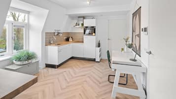 Frigorifero, microonde, forno, piano cottura