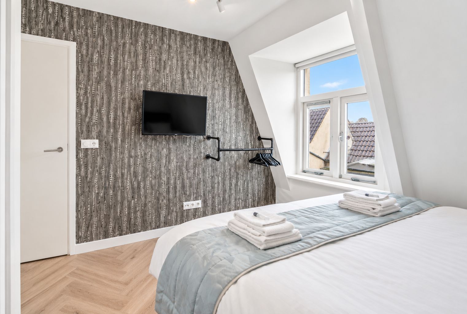 Gemütliches Wohnzimmer mit SMART-TV und Arbeitsplatz – perfekt zum Entspannen oder Arbeiten. Bed and Koffie – Hotel Roosendaal, in der Nähe des Stadtzentrums von Roosendaal.