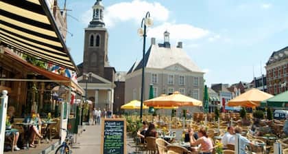 Experience comfort at Bed en Koffie – Hotel Roosendaal! This spacious, fully renovated appartement Roosendaal features two private rooftop terraces and is just a 5-minute walk to Centrum Roosendaal.