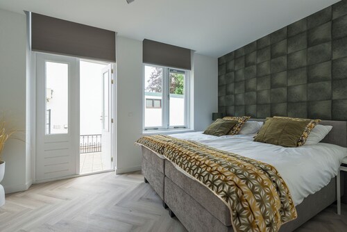 Experience comfort at Bed en Koffie – Hotel Roosendaal! This spacious, fully renovated appartement Roosendaal features two private rooftop terraces and is just a 5-minute walk to Centrum Roosendaal.