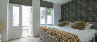 Experience comfort at Bed en Koffie – Hotel Roosendaal! This spacious, fully renovated appartement Roosendaal features two private rooftop terraces and is just a 5-minute walk to Centrum Roosendaal.
