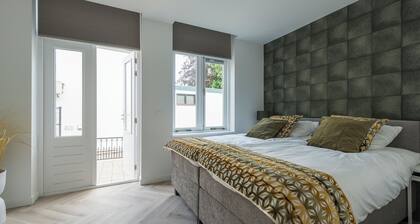 Experience comfort at Bed en Koffie – Hotel Roosendaal! This spacious, fully renovated appartement Roosendaal features two private rooftop terraces and is just a 5-minute walk to Centrum Roosendaal.