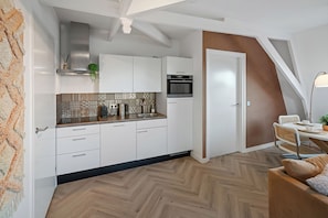 Geladeira, micro-ondas, fogão, cooktop