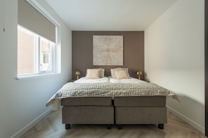 1 bedroom, bed sheets