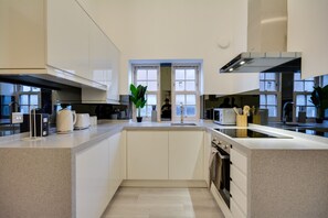 Refrigerador, microondas, horno, placa de cocina