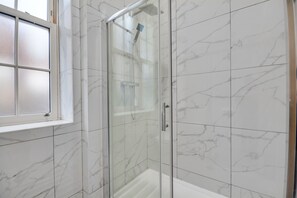 Apartment | Bathroom | Shower, free toiletries, hair dryer, towels - Lovely 1-bed Apartment in Wigan (Wigan)