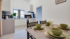 Une cuisine moderne avec un coin repas.