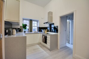 Apartament | Cuina privada | Frigorífic, microones, forn i placa de cuina 