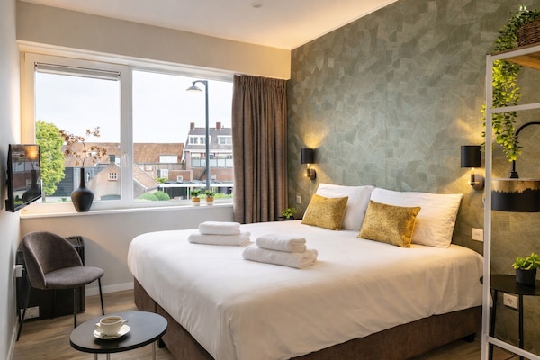 Cozy doube bed (can be separated) with fresh towels available.