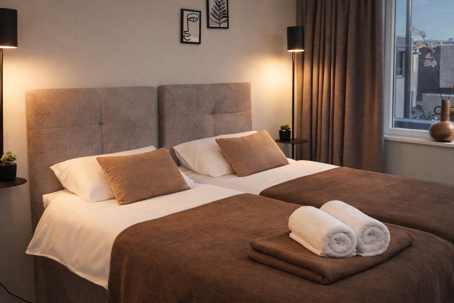 Lichte tweepersoonskamer met zachte bedlinnen, gezellige kussens en warm natuurlijk licht — een comfortabele ruimte om te ontspannen in Raamsdonksveer.