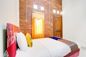 Triple Room | Free WiFi, bed sheets - SPOT ON 93819 Homestay Shinta Syariah (Borobudur)