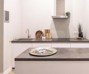 Fridge, microwave, oven, stovetop - Cozy 35m² apartment with bath, fast WiFi, and charming herringbone floors. Perfect for a relaxing stay or business trip in the heart of Tilburg. (Tilburg)
