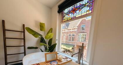 Stay at Bed en Koffie in the heart of Tilburg Centrum. This modern 85m² apartment is ideal for a city break, business stay, or Efteling overnachten when you want to appartement huren Tilburg in comfort.