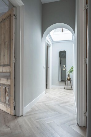 Interior - Stay at Bed en Koffie in the heart of Tilburg Centrum. This modern 85m² apartment is ideal for a city break, business stay, or Efteling overnachten when you want to appartement huren Tilburg in comfort. (Tilburg)
