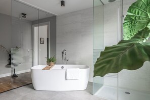 Hair dryer - First-floor suite, 35m2, ensuite bathroom with bath and rain shower. (Tilburg)