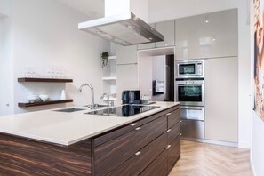 Refrigerador, microondas, horno, placa de cocina