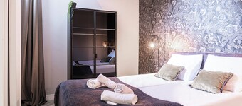 Cet appartement au rez-de-chaussée dispose d'un espace de 65m2 avec un sol en parquet à chevrons.