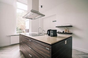 Kjøleskap, mikrobølgeovn, ovn og kokeplater