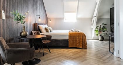 The second-floor suite provides a comfortable retreat with fast and stable WiFi, etc