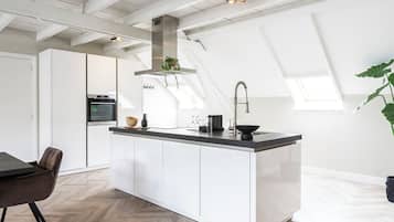 Een koelkast, een magnetron, een oven, een kookplaat