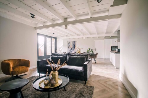 2-Schlafzimmer-Apartment im Zentrum von Tilburg bei Bed en Koffie – ideal für Paare oder Familien, die Efteling besuchen möchten. Modern, mit Klimaanlage, voll ausgestatteter Küche, Dachterrasse, nahe Hotel Centrum Tilburg.