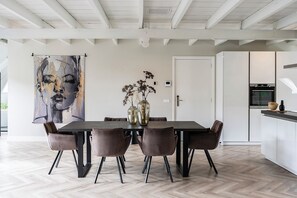 Dining - Located in the heart of Tilburg, the apartment is close to cafés, restaurants, shopping streets, and local attractions. With fast WiFi, Smart TV, and modern amenities, everything is prepared for a comfortable and stylish stay. (Tilburg)