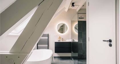 Located in the heart of Tilburg, the apartment is close to cafés, restaurants, shopping streets, and local attractions. With fast WiFi, Smart TV, and modern amenities, everything is prepared for a comfortable and stylish stay.