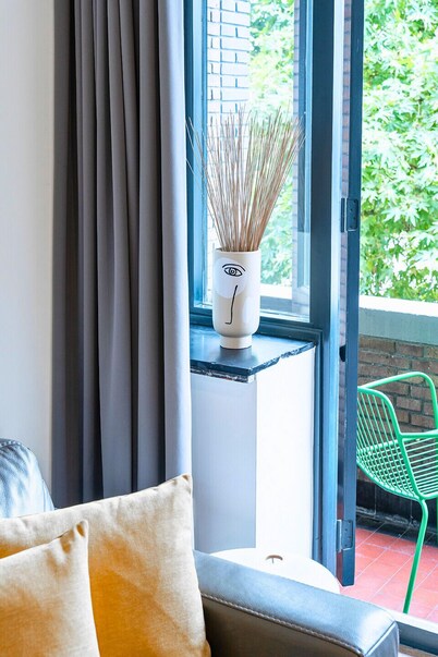 Cozy Tilburg space with 100+ Mbps WiFi, smart TV, and private balcony—ideal for work and relaxation.