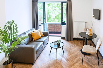 Cozy space in Tilburg with 100+ Mbps Wi-Fi, Smart TV, and a private balcony—perfect for work and relaxation.