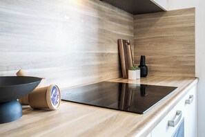 Fridge, stovetop, dishwasher, coffee/tea maker - Unwind in a contemporary, newly renovated single room, conveniently located in central Tilburg (Tilburg)