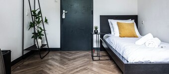 Détendez-vous dans une chambre simple récemment rénovée, située de maniÚre idéale dans le centre